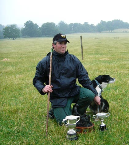 Gordon Watt och York, vrdiga vinnare av English Nationals 2005. Hrlig hund. Det var knpptyst nr York och Gordon steg in p banan, som frsta ekipage efter lunchbreak p lrdagen.. :o)